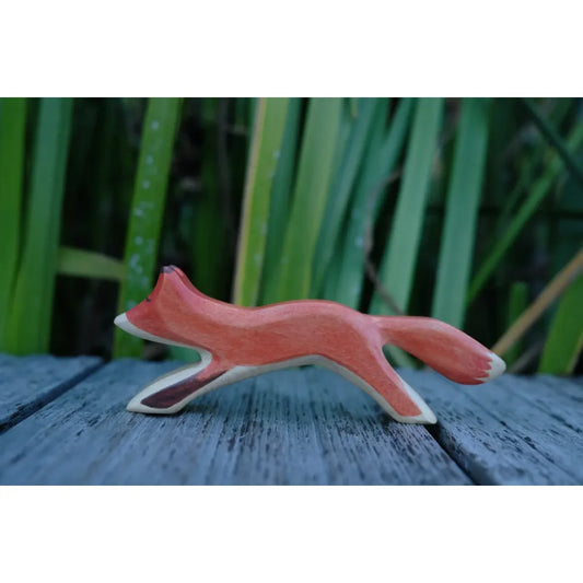 Carvierte hölzerne Fuchsfigur in Laufpose, bemalt in Orange, Weiß und Braun