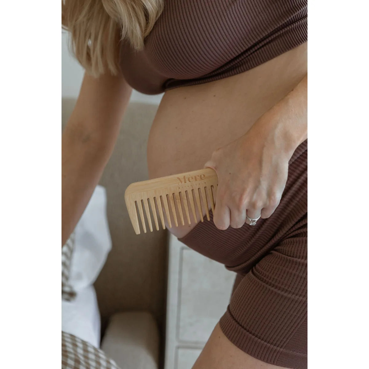 Holzbreitzahn-Entwirrungsbürste im Geburtskamm-Produkt präsentiert