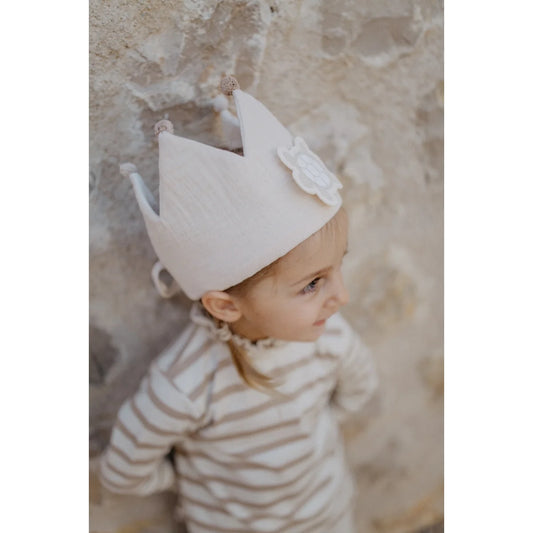 Geburtstagskrone aus weichem offwhite filz mit zarter blume und perlen punktverzierung für ökologische babyprodukte