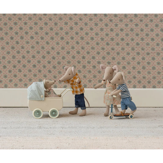 Cremeweißer Kinderwagen mit hellblauem Verdeck und weißen Rädern