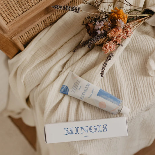 Kosmetische Creme und Verpackung für Gentle Cream 100ml auf weißem Hintergrund