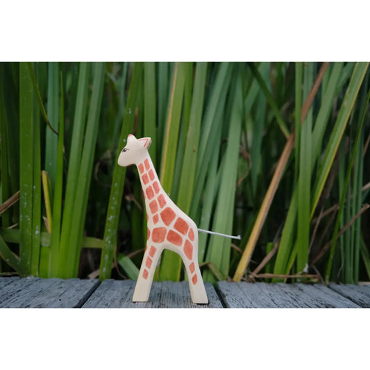 Holz-Giraffen-Spielzeug mit orange-braunen diamantförmigen Flecken