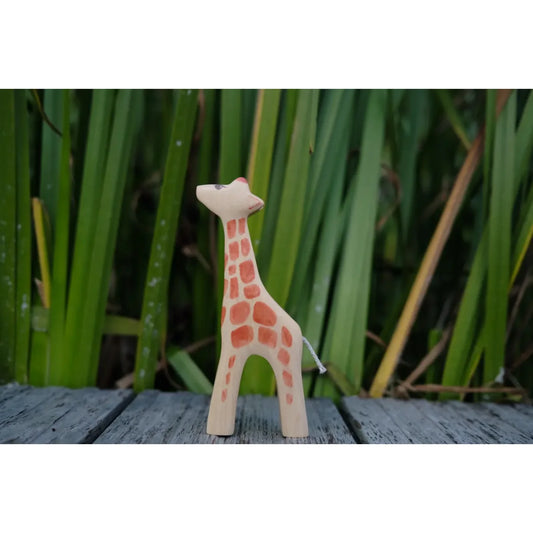 Holzige Spielzeuggiraffe mit orangefarbenen Flecken für das Produkt Giraffe klein
