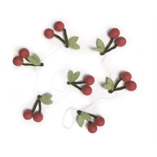 Rote Filz-Kirschen mit Grün an weißer Schnur: Girlande Cherry Coral, nachhaltige Babykleidung Schweiz