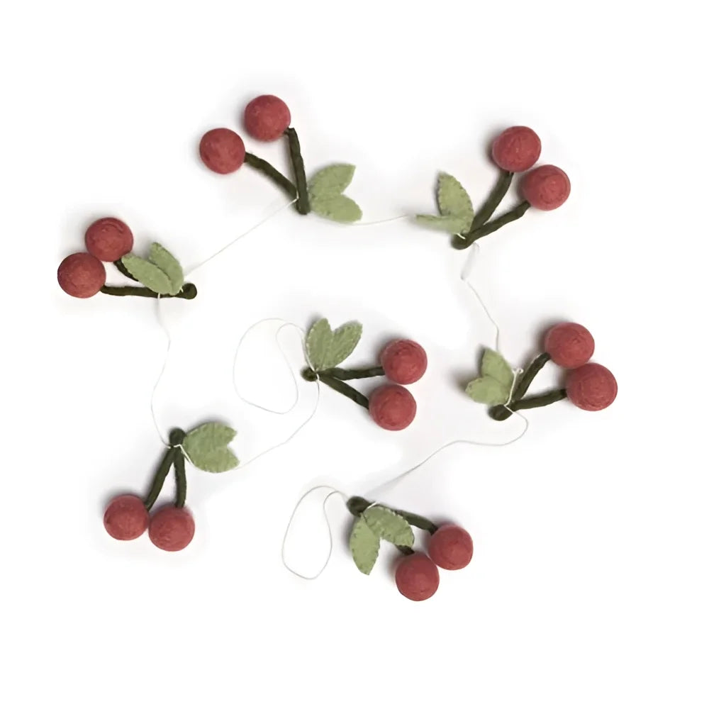 Rote Filz-Kirschen mit Grün an weißer Schnur: Girlande Cherry Coral, nachhaltige Babykleidung Schweiz