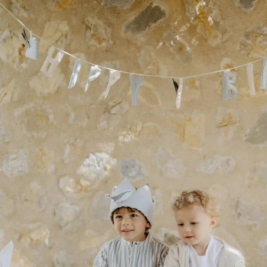 Zwei Kinder feiern unter der blauen Leevje Girlande happy birthday in Blue