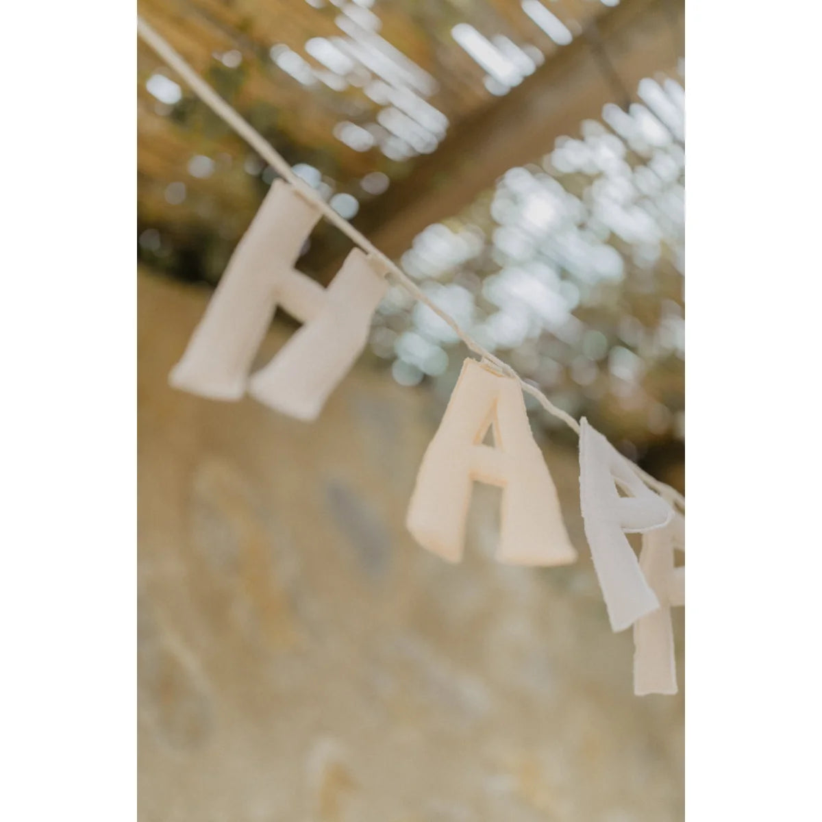 Off-white girlande happy birthday aus weichem stoff auf einer schnur ideal für nachhaltige babykleidung schweiz und geschenke für neugeborene