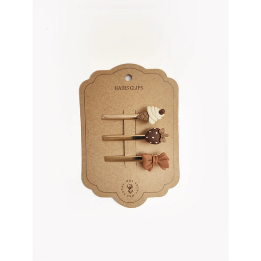 Set von drei dekorativen Haarklammern auf einer Pappanzeige für Haarclips 3 Pack