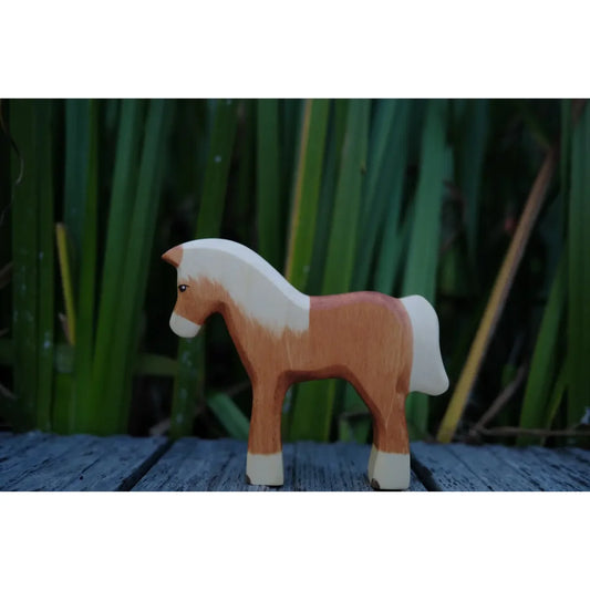 Holzpferd Haflinger mit hellbraunem Körper und weißen Mähne, Schweif und Hufen