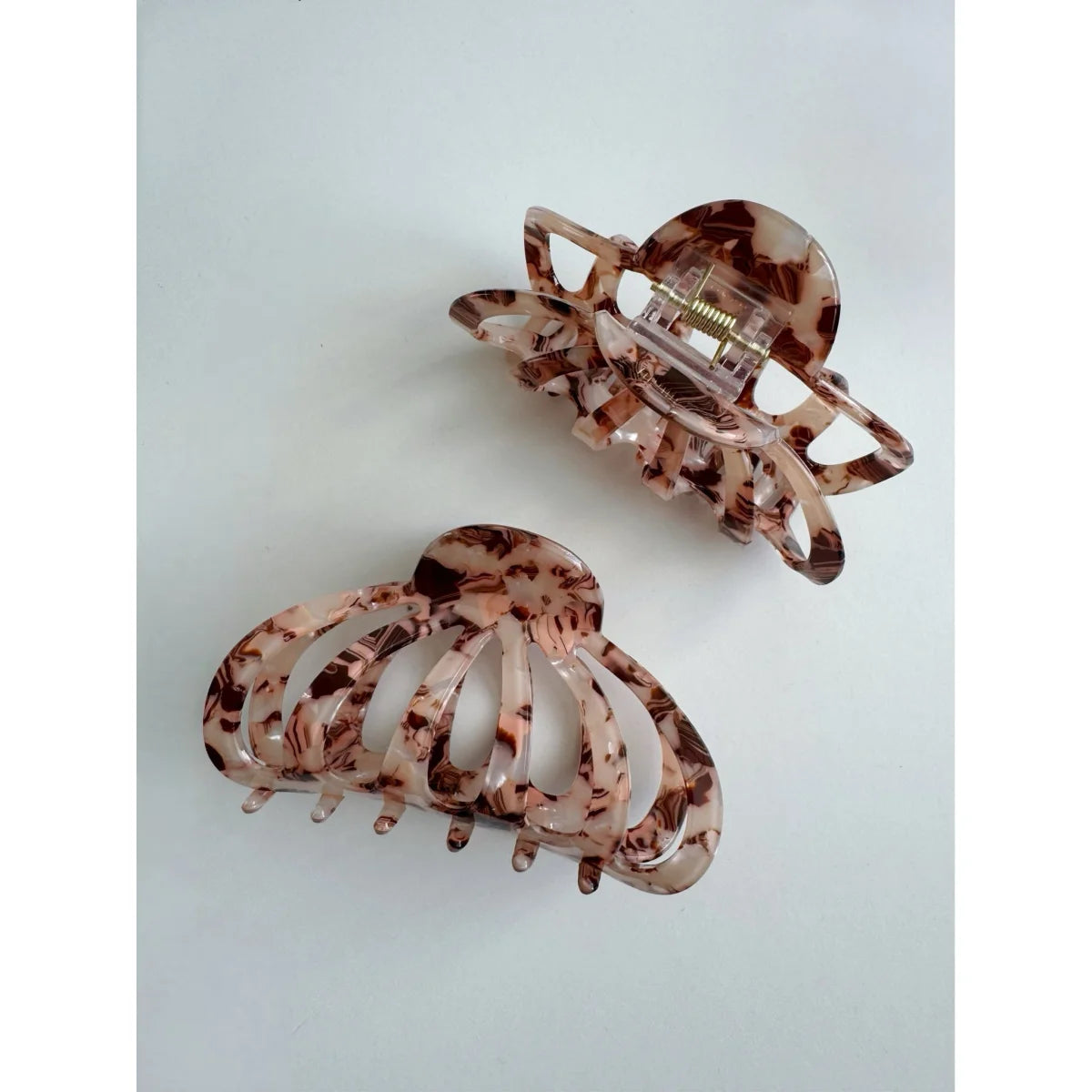 Zwei gemusterte Haarspangen Claw Clips im Produkt Hairclaw Cora Marmoriert