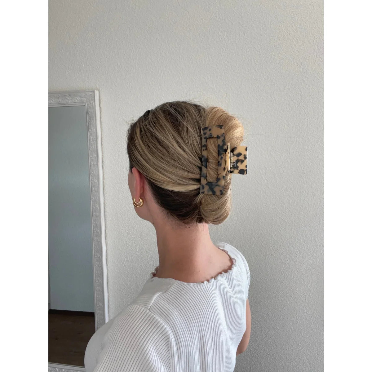 Blonde Haare mit Tortoise Hairclaw Georgia sicher fixiert