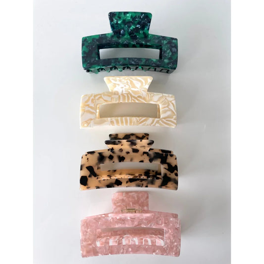 Vier gemusterte Haarspangen in Tortoise-Design für stilvollen Halt