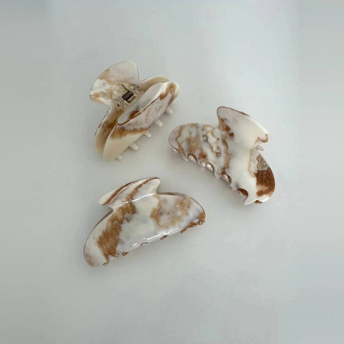 Drei Haarspangen Marble in Creme-Braun-Marmor, elegant mit Steintextur