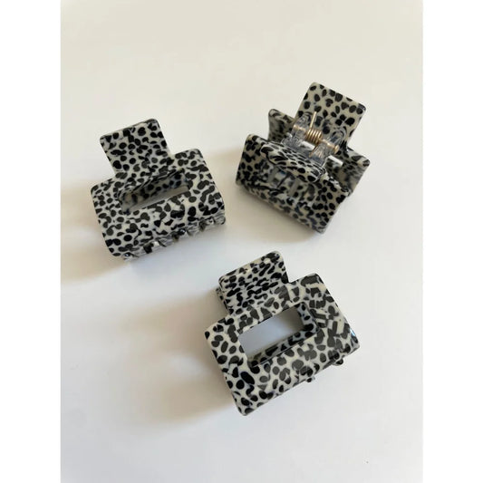Drei gefleckte Haarclips für Damen im Produkt Hairclaw Pippa die elegante Haarschmuck