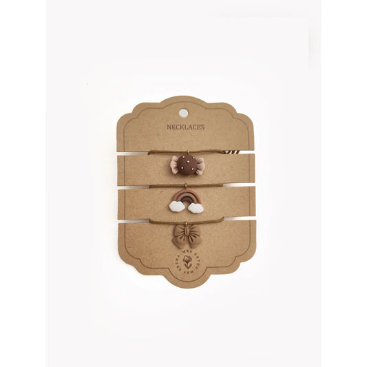 Kartonanzeige mit drei dekorativen Haarklammern im Produkt Halsketten 3 Pack