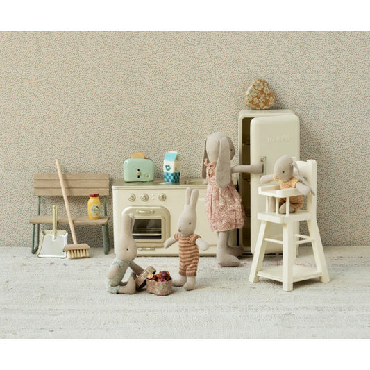Miniaturküchen-Spielset mit Spielgeräten, Möbeln und Zubehör im Handfeger Set