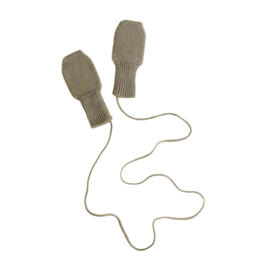 Olive grüne gestrickte Handschuhe mit Verbindungskordel im Produkt Artichoke