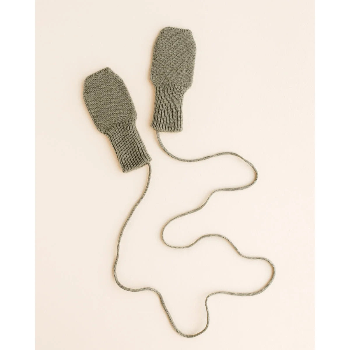 Olive grüne gestrickte Handschuhe mit Verbindungskordel im Produkt Artichoke