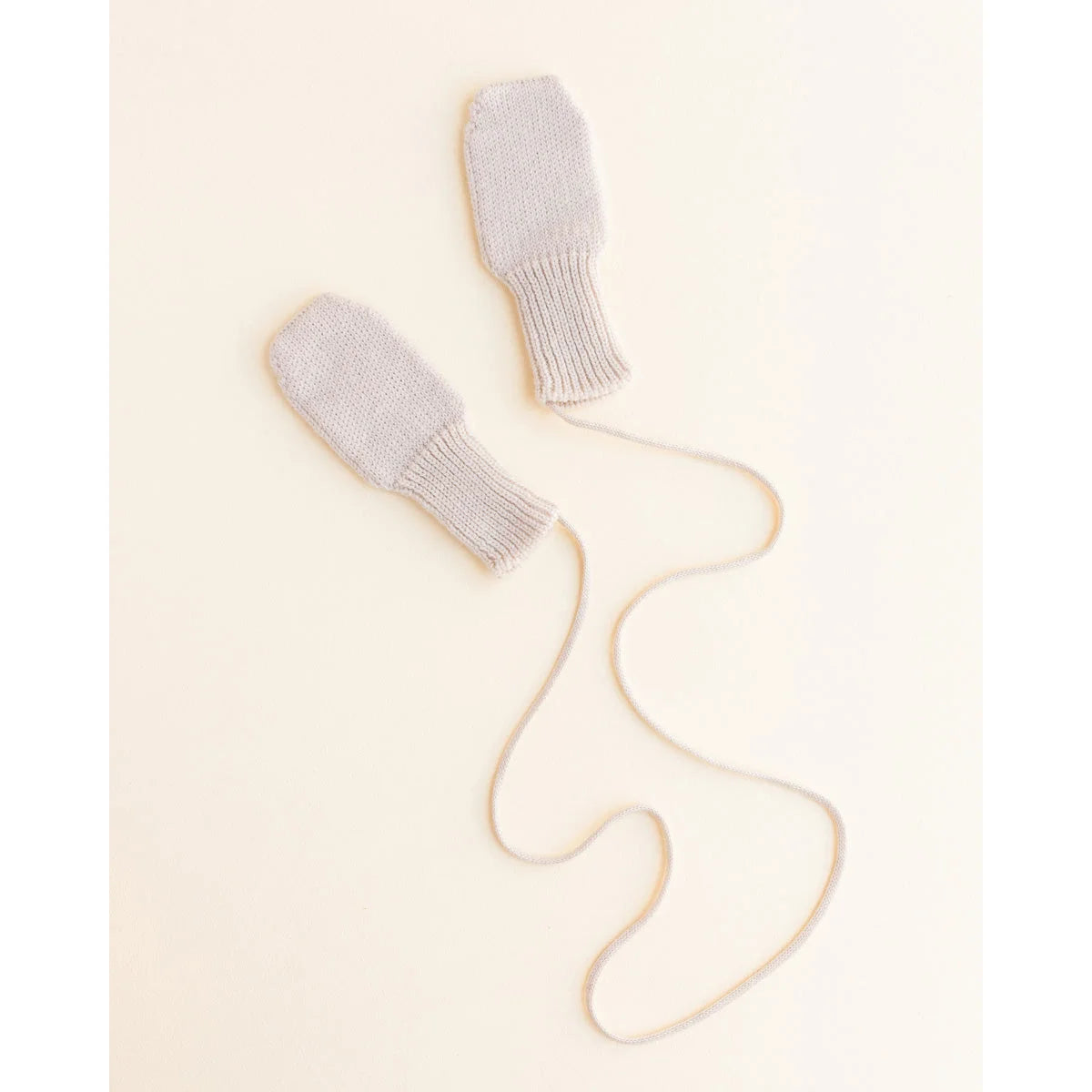 Hellgraue gestrickte Babyschuhe mit Schnur, perfekt für Babyschuhe | Cream