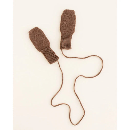 Braune gestrickte Handschuhe mit Schnur, ideal für ökologische Kinderbekleidung