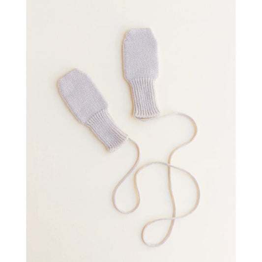 Helle graue gestrickte Babymitten mit angehängten Schnüren als Handschuhe in Off-white
