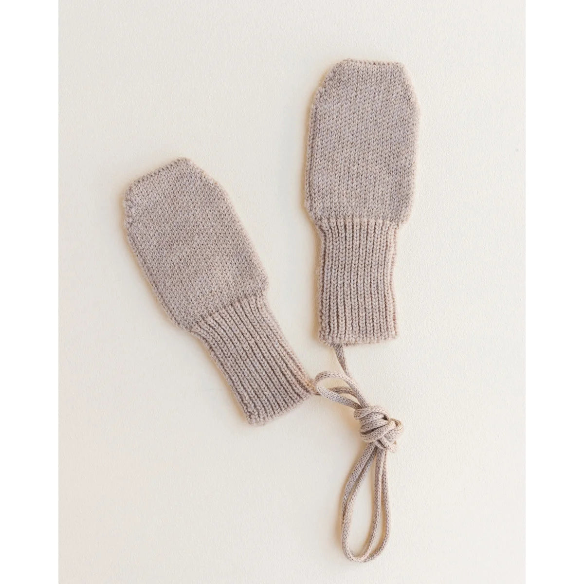 Beige gestrickte Handschuhe mit Schnur, ideal für den Winter in Sandfarbe