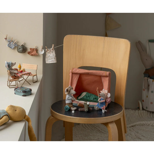 Rosa Zelt aus Stoff mit grüner Schlafsack und Holzstuhl, Happy Camperzelt Maus