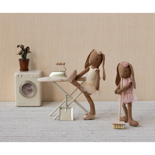 Braune Stoffhase Größe 2 in Creme-Ballettanzug mit Rock, hält Bügeleisen