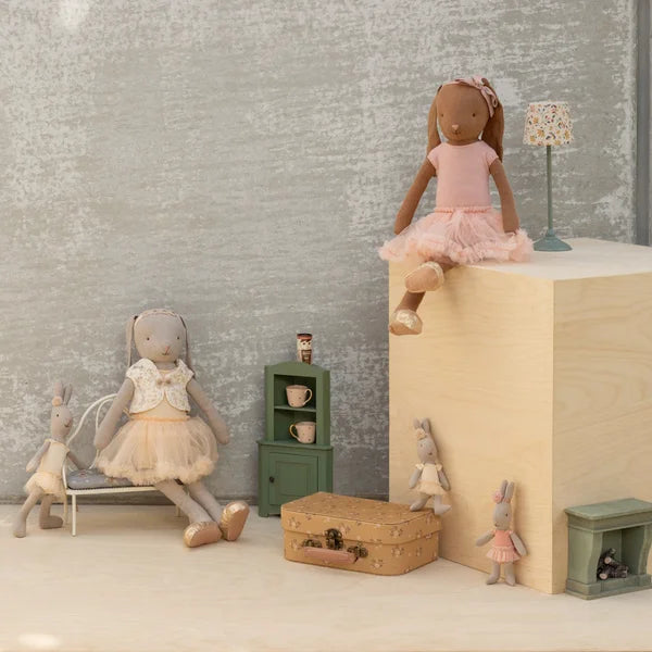 Weiche rosa Balletttänzerin-Puppe mit passendem Tutu und Stirnband aus Stoff, Hase Größe 3, Creme