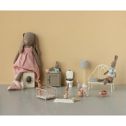 Maileg Hase Grösse 4 in weichen Naturstoffen mit Kleid und Schuhen, Braun