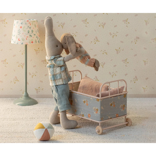 Grauer Hase Mikro Plüsch im Strickanzug Braun-Rose mit Puppe