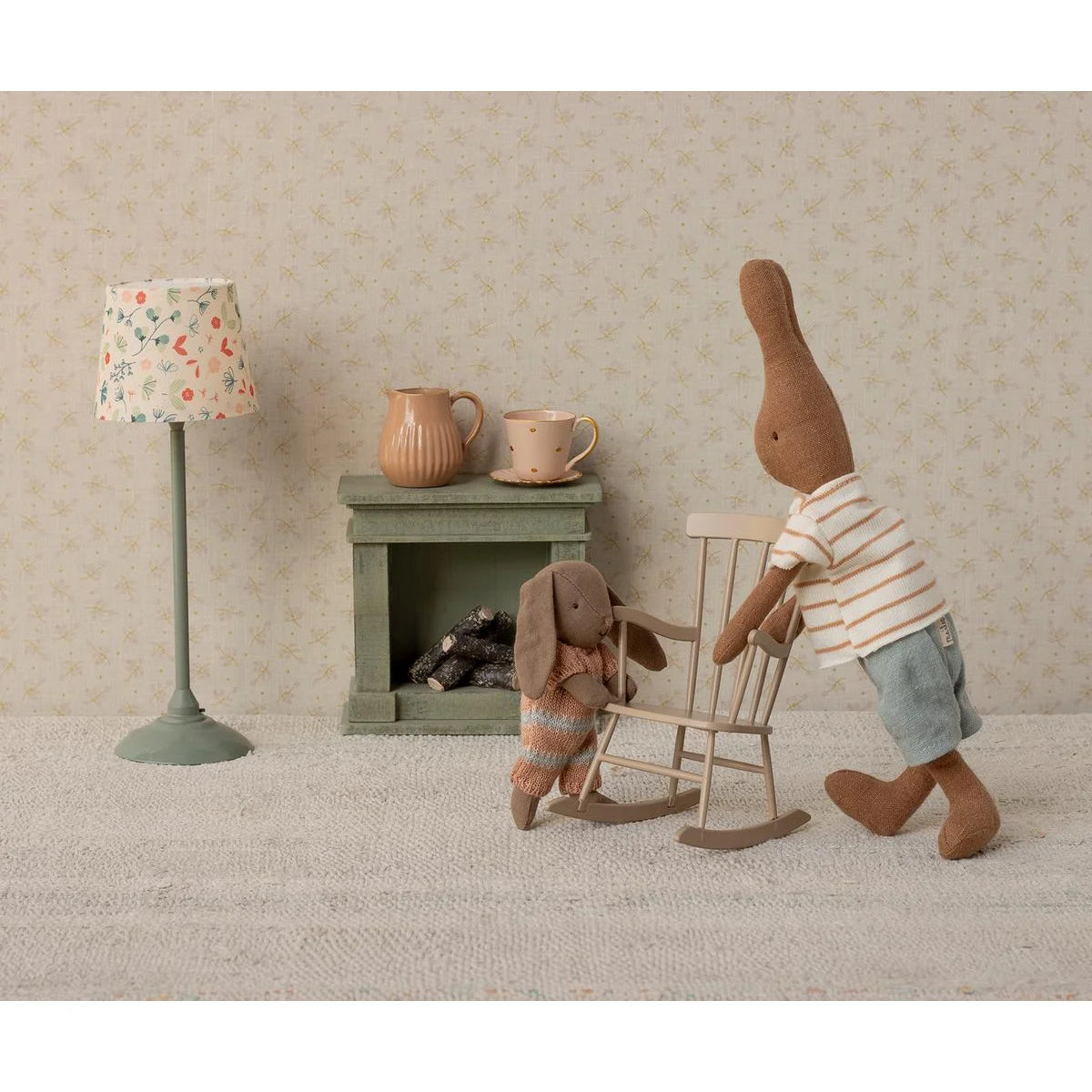 Holz-Schaukelstuhl Hase Mikro Strickanzug Braun-Rose mit Blumenpolster