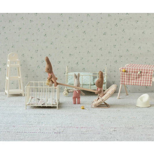 Miniaturset für Puppenhäuser mit Babymöbeln und Spielzeug von Hase my - dots