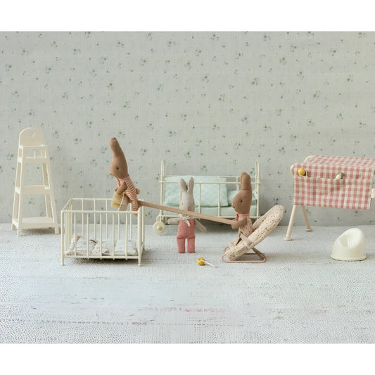 Miniaturset für Puppenhäuser mit Babymöbeln und Spielzeug von Hase my - dots