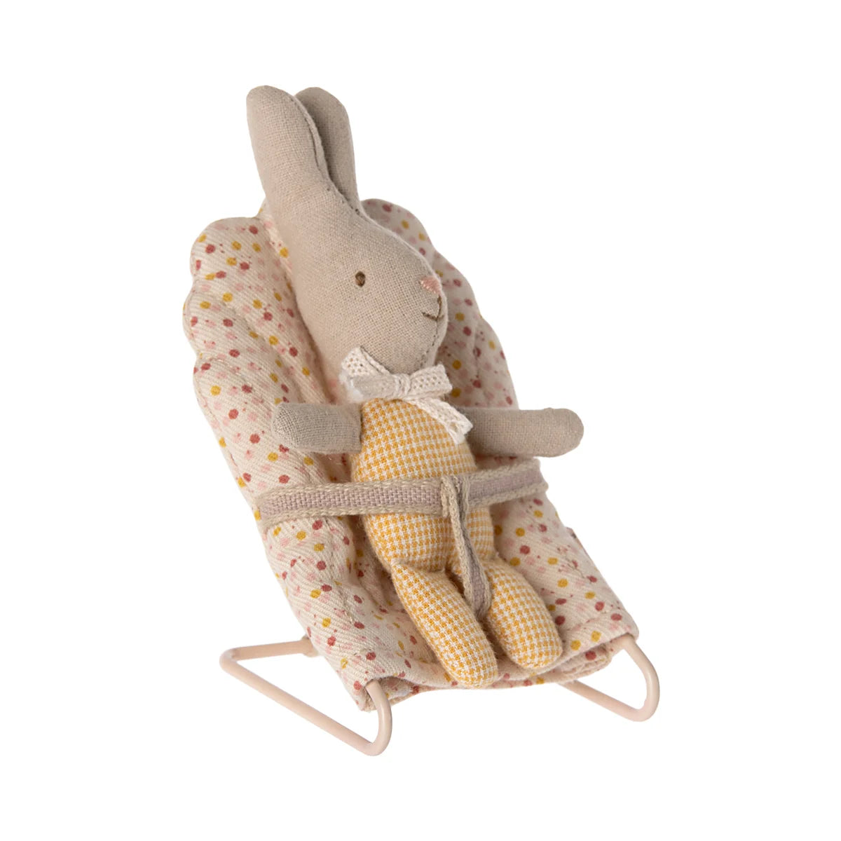 Weiche hase samtstoff spielzeuge in beige und pastellfarben als ökologische baby- und kinderprodukte ideal geschenke für neugeborene