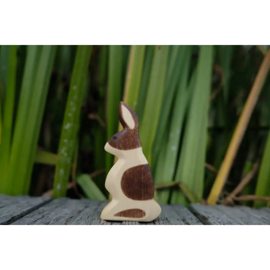 Handgefertigte Holzhase Hase Ohr hoch mit natürlicher Holzoptik