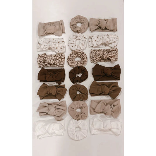 Verschiedene Haarbänder und Scrunchies in der Produktkategorie Haarband