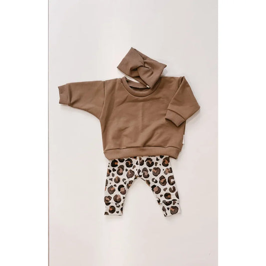 Baby outfit mit braunem Sweatshirt und Leopardenprint-Hosen, Headband von Kakao