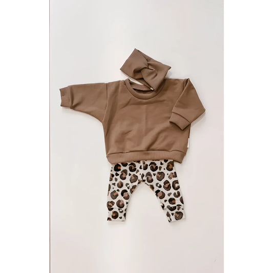 Baby outfit mit braunem Sweatshirt und Leopardenprint-Hosen, Headband von Kakao