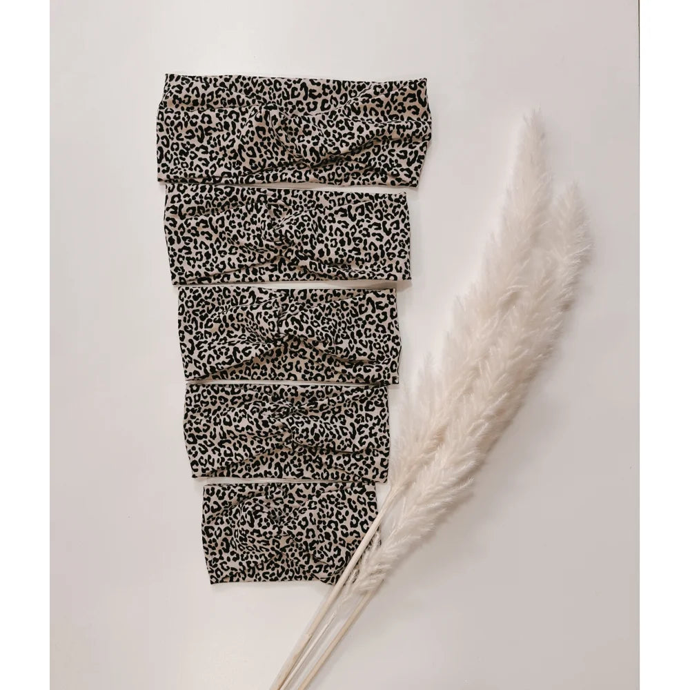 Fünf Leo Kopfband mit Twist-Knoten im Leopardmuster für stylischen Look