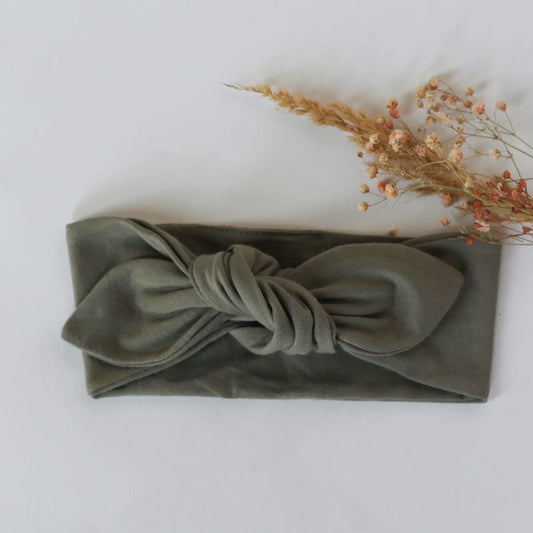 Olivenfarbener Stoffkopfschmuck mit einem verknoteten Schleifendesign