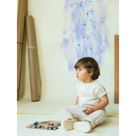 Kleinkind in weißem Outfit mit Malutensilien für Hemd natur ungefärbt