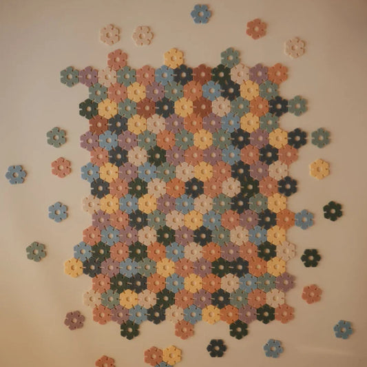 Bunt blumenförmige Gebäudefliesen im HEX Connect Building Spieleset