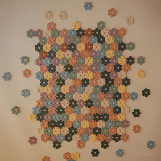 Bunt blumenförmige Gebäudefliesen im HEX Connect Building Spieleset
