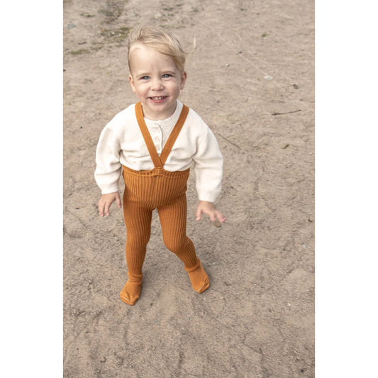 Lächelnder Kleinkind in Rippstrick-Suspensorstrümpfen mit Cardigan, Amber Produkt
