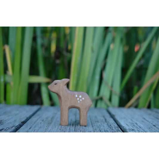 Holzspielzeug Hirschkalb mit weißen Flecken, umweltfreundliches Kinderspielzeug