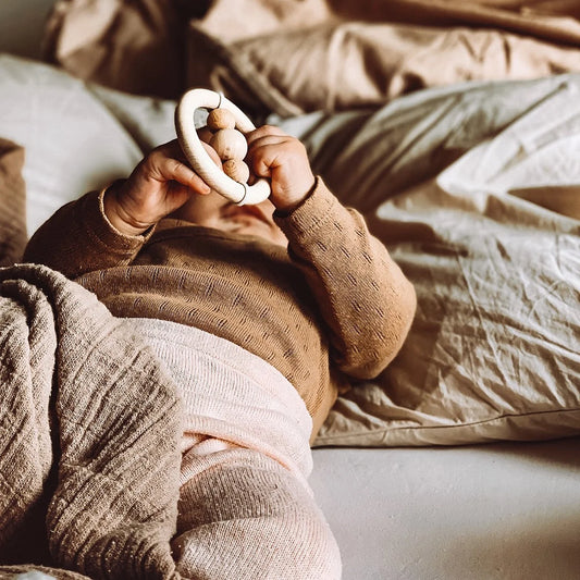 Baby hält Holz-Beißring rassel wood naturel aus unbehandeltem Buchenholz