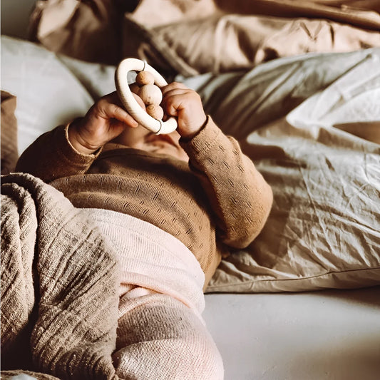 Baby hält Holz-Beißring rassel wood naturel aus unbehandeltem Buchenholz