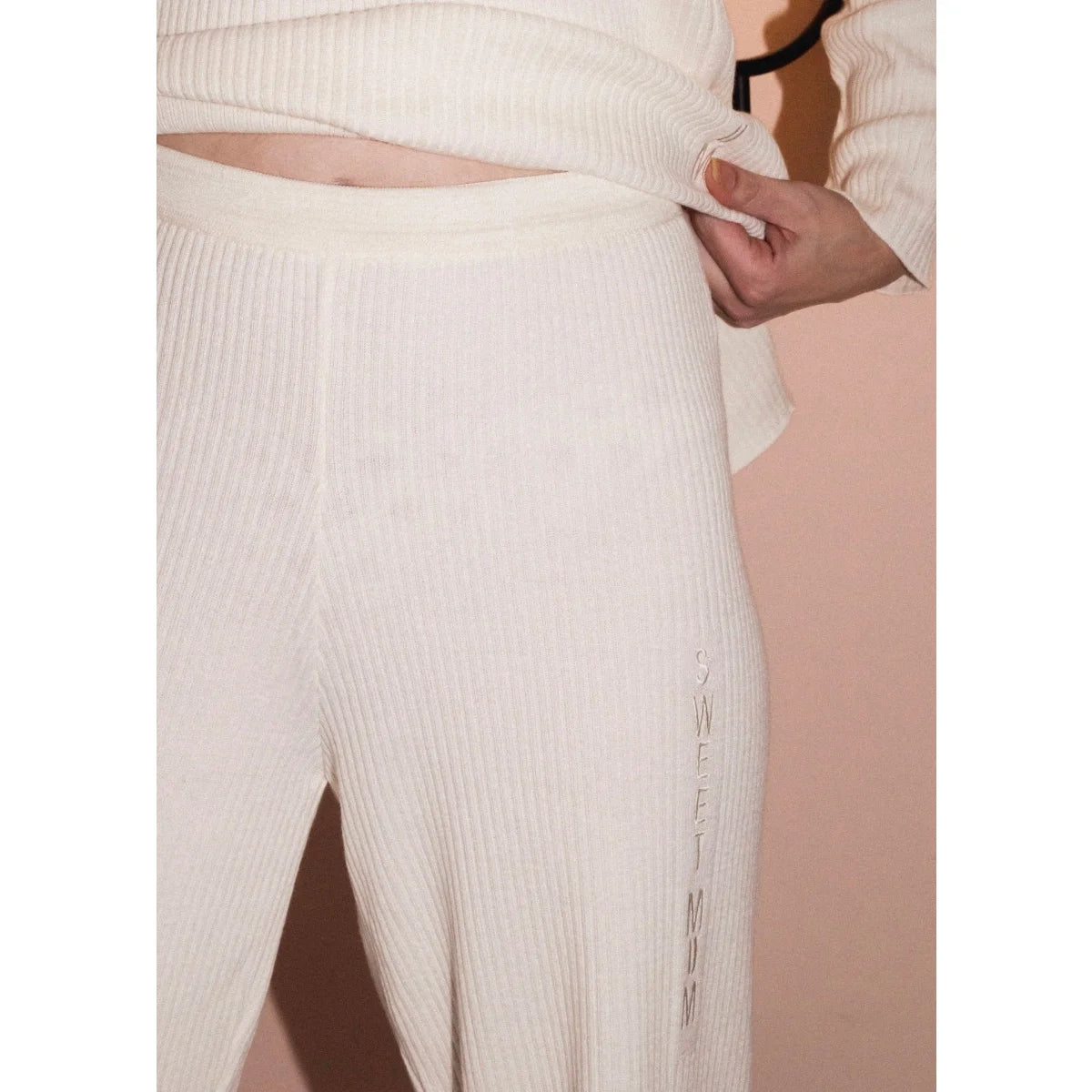 Helles cremefarbene gestreifte Strickhose aus Baumwolle für bequemde Homewear