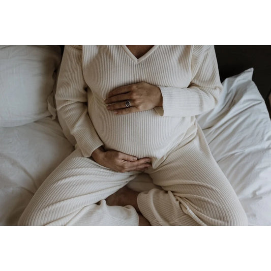 Schwangere Frau in cremefarbenem Loungewear für das Produkt Home Wear MUM Sweet MUM Blanc